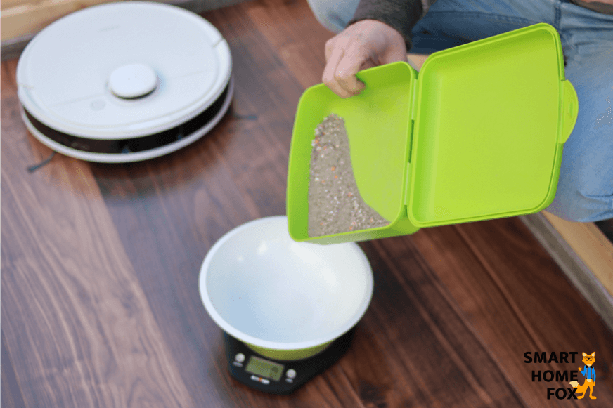 Schmutz wird beim Saugtest auf einer Waage abgewogen